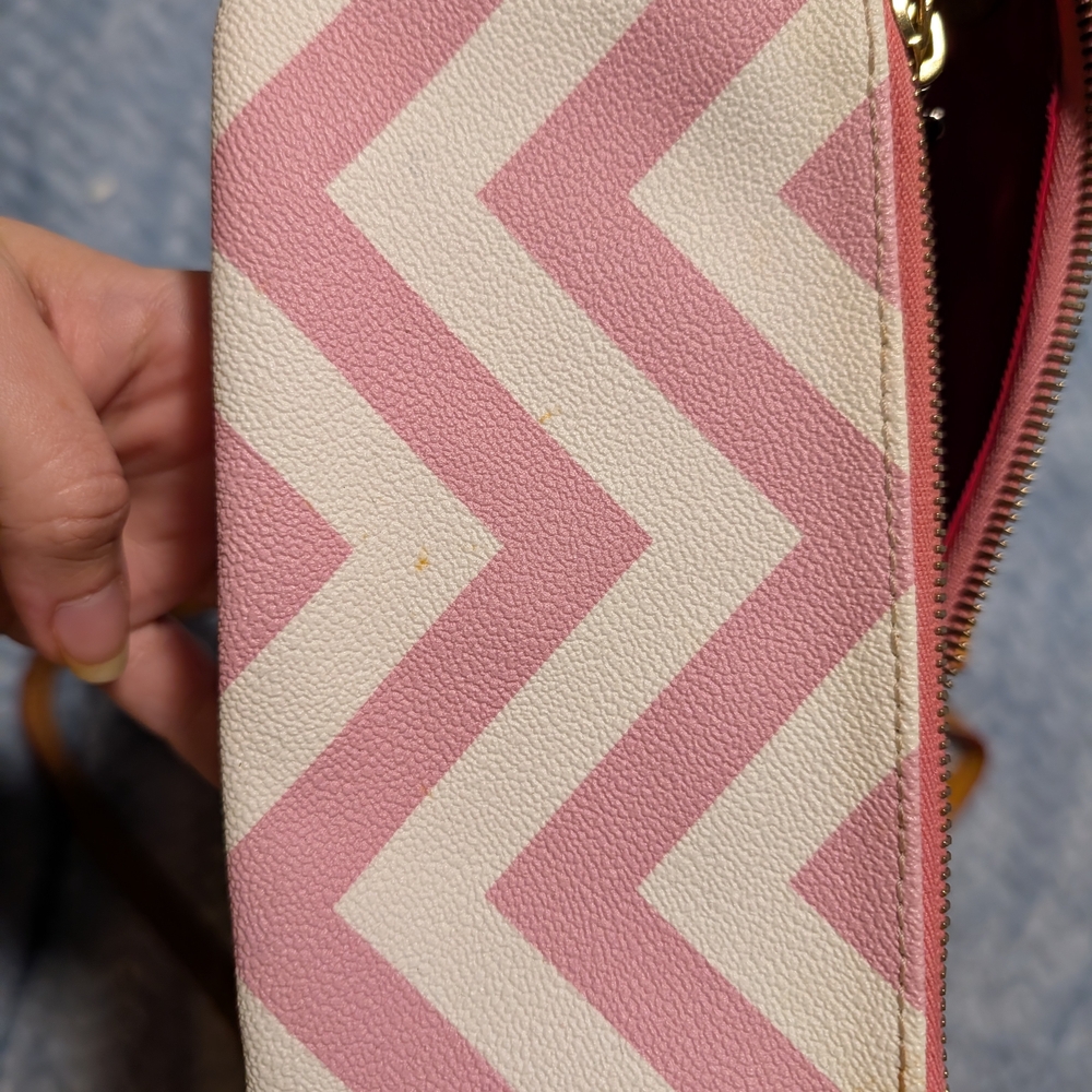 🚫🚫SOLD🚫🚫Dooney & Bourke Pink Chevron Tote Bag - Picture 8 of 14